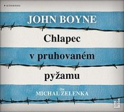 Chlapec v pruhovaném pyžamu